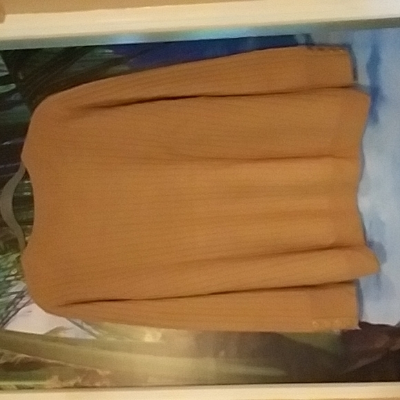 Soft by Naadam Cashmere sweater - Picture 6 of 7